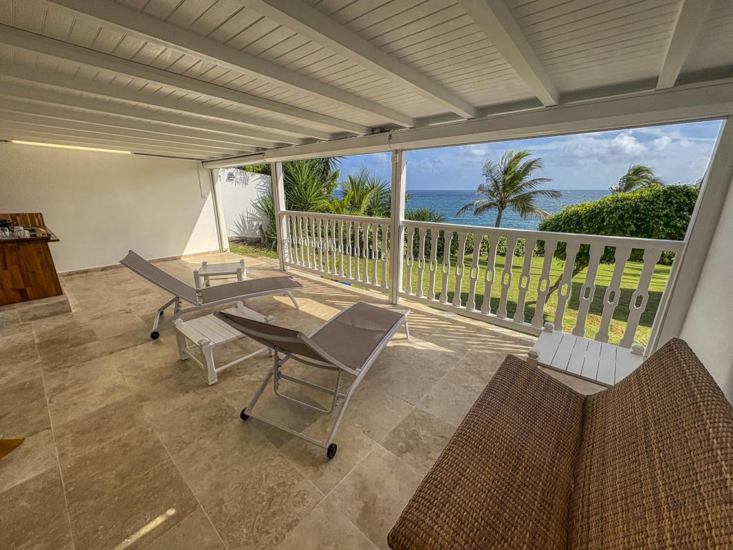 45.Location villa piscine Sainte Anne Guadeloupe_Terrasse Annexes vue mer